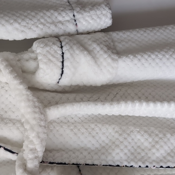 Vera Bradley Soft Bathrobe - Picture 4 of 10